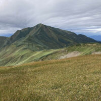 飯豊連峰最高峰大日岳の前に御西小屋が見えてきた