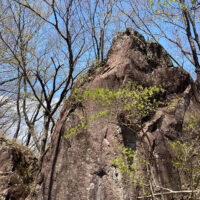 尾根が狭まったところに立つ巨石