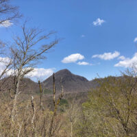 鈴ケ岳も近くに望める