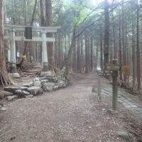 奥宮への白い鳥居：道標「雲取山・霧藻ヶ峰・妙法ヶ岳の（奥宮）－三峯神社」がある。