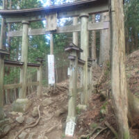 奥宮への木製鳥居