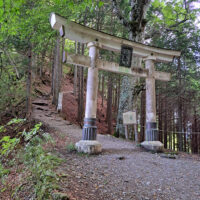 奥宮への鳥居：三峯神社と地蔵峠分岐