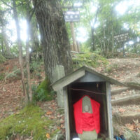 地蔵峠及び地蔵尊：大陽寺と雲取山との分岐に地蔵尊が祀られている