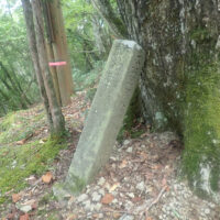 地蔵峠の道標：「左ハ大日向山旧道・後ハ三峯神社ニ至ル、右ハ雲採山ヲ超ヘ北都留郡西多摩郡ニ至ル、大正十一年大滝村・・・」と記載