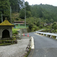 石の仏堂（火灯窓）