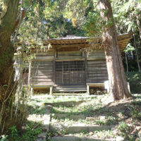 下ヶ戸薬師観音堂：平安時代後期の作と伝えられる薬師如来立像（埼玉県指定文化財）が本尊として祀られていました。高山道入口には文政二年(1819年)銘の馬頭尊がありました。