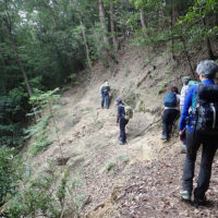 蒔山南面崩壊箇所：標識ロープが設置されていますが頼りにならないので、心配な人は少し手前の踏み跡から尾根経由でこの箇所を巻くと良いでしょう。