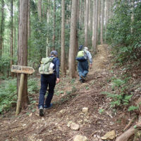 御嶽神社への分岐：蒔山を尾根通しで下ると鞍部にでます。次の高まりを巻く山道の途中から駒ヶ嶽への案内を目じるしに右に折れると10分くらいで木立の間の神社に至ります。