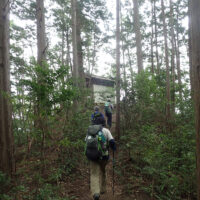 御嶽神社・駒ヶ嶽：説明板によると明治中期から末期にかけ御嶽信仰が盛んになり、ここを御嶽山と称しています。御嶽講と駒ヶ岳講の人々が登拝していたということです。