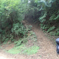 猿岩林道から入口：高山道は猿岩林道で一旦途切れ、林道を右へ200m歩き、左上へ登る二本目を鋭角に戻る山道が高山不動見晴台・四寸道への入り口です。