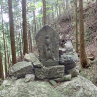 谷間の馬頭観音像：馬頭観音は寛政十年（1798年）銘があり、施主は高山不動三坊の人です。この付近の岸壁に火炎を背負った「隠れ不動像」が陽の加減で現れると伝えられています。