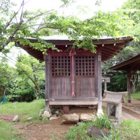 高山不動尊奥ノ院：関八州見晴台・堂平山・関場ヶ原と様々な名称をもつ山頂ですが、「関場ヶ原」とは密教の儀式である灌頂に由来するのでしょうか？奥ノ院の不動堂脇に修行者の碑伝が残されています。