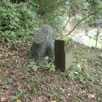 高山道の終・起点：この場所は山ノ内鳥居跡と呼ばれ小字名は馬道です。高山道が馬を使っての交通路であったことを伺わせます。当時は周辺の郡村からの参詣路がこの道しるべを目指して集まっていたようです。