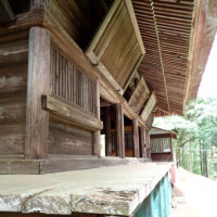 高山不動尊不動堂：本尊不動明王像を安置する不動堂を中心として、寶蔵所に安置されている常楽院木造軍茶利明王立像など、数々の寺宝・文化財、貴重な建造物を所蔵しています。