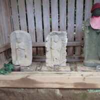 不動堂脇の三尊像：右から地蔵菩薩、文政十一年（1828年）銘の不動明王、馬頭観音像です。高山住の山田雅楽の寄進です。保存状態の良い火炎光背浮彫をもつ不動明王は元七曲りの谷間に安置されていたとのことです。