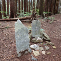 萩ノ平の石地蔵と石道標：右の石地蔵は天保四年（1833年）銘で、高山の熊五郎が施主です。左は石灰岩自然石で「子のごんげん・不動尊高山道・左　あかの」の銘文が刻んであります。