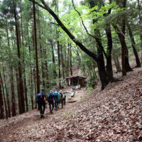 萩の平茶屋跡：ひと昔前までは営業していたようですが、今では廃墟寸前です。江戸から飯能を経て子の権現に参詣し、柴原から萩ノ平を高山不動へ向かう巡礼路の途中にあたります。