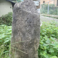 シバハラ坂口石碑：石碑には「右 子のごんげん正　右 たかやま・左志こう」と彫られています。この道が江戸時代、子の権現、高山不動、慈光寺への巡礼道であるとわかります。