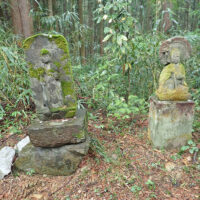 横吹峠の道しるべ：お地蔵様の台座には弘化四年（1847年）銘で「高山」「龍ヶ谷」「さけど」「問屋・念佛講」と陰刻され、この道が高山道である事を示しています。