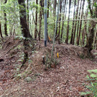 高山道分岐：横吹峠から入るとすぐにこの分岐があり順路は右です。2万5千の地図にも里道が交差していますので正面の青いポールを目印にします。