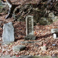 上方にある石塔：奉待月天子供養塔および月待塔