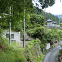幟旗の幡棒：大久保出口にある