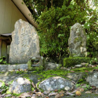 麻生へ下る民家の右側にある石仏二体（馬頭尊）