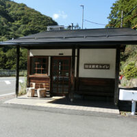 公衆トイレとロータリー