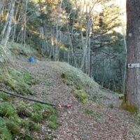 雁坂小屋の水場：道標「水場へ」とドラム缶