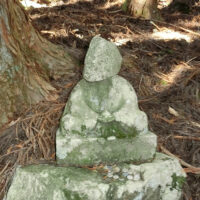 観音菩薩石像