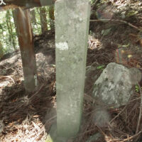 石の古い道標：右ハ甲州街道・・、後ハ栃本ヲ経テ・・