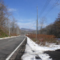 右が旧道の入口。奥に見えるのは小喜茂別岳