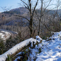 国道と喜茂別鉱山の精錬所跡を見下ろす