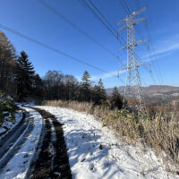 振り返ると送電線の向こうに小喜茂別岳と喜茂別岳