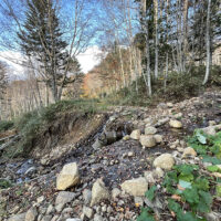 中川を渡るところで道は崩落
