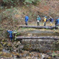 一回沢に降りて対岸の道に登り返す