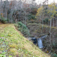 硫黄川右股の砂防ダム。中山鉱山があったのは右下へ降っていったところ