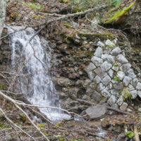 石積みの堰堤か擁壁の残骸