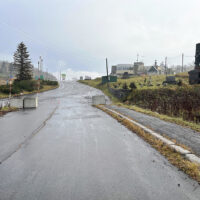 中山峠。右に道の駅と石碑