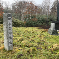 現如上人之像（右）と旧本願寺街道の石碑（左）