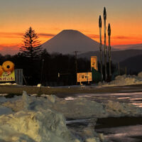 夕焼けの羊蹄山とニセコアンヌプリ（右）