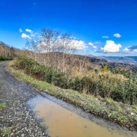 右に狭薄山から漁岳の稜線を見ながら歩く