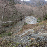 崩れた斜面を降り気味に右へトラバース