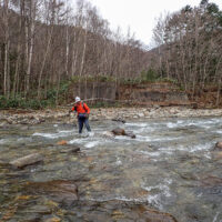 対岸に見える2つの橋台跡に向かって渡渉