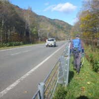 国道の端を歩く