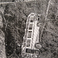 中山峠旧道から転落した観光バス（北海道新聞 1963年（昭和38年）6月17日夕刊より）