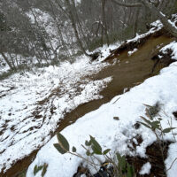 下はかなりの急傾斜