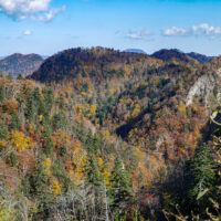 800m峰〈A〉、800m峰〈B〉、大曲山、825m峰などの向こうに烏帽子岳