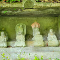 才の神地蔵(さいのかみじぞう)：「才の神」とは道祖神の別名で、村の守り神の事。 かつて20体祀られていたが、現在は8体が安置されている。