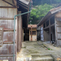 鞆館：鞆ケ浦の集落内にあり、港湾や銀山街道の情報が案内されている。